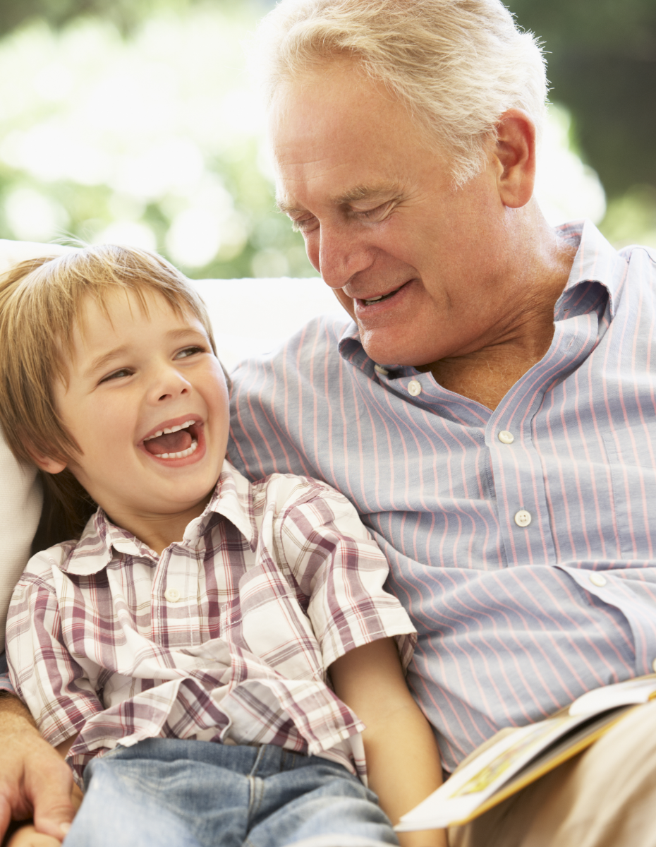 Mann mit kleinem Kind auf dem Schoss.